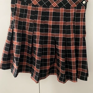 Skolflicka kjol, rutig kjol, strl 38 - Använde en gång för halloween när jag klädde ut mig till skolflicka. Obs köparen står för frakt. 