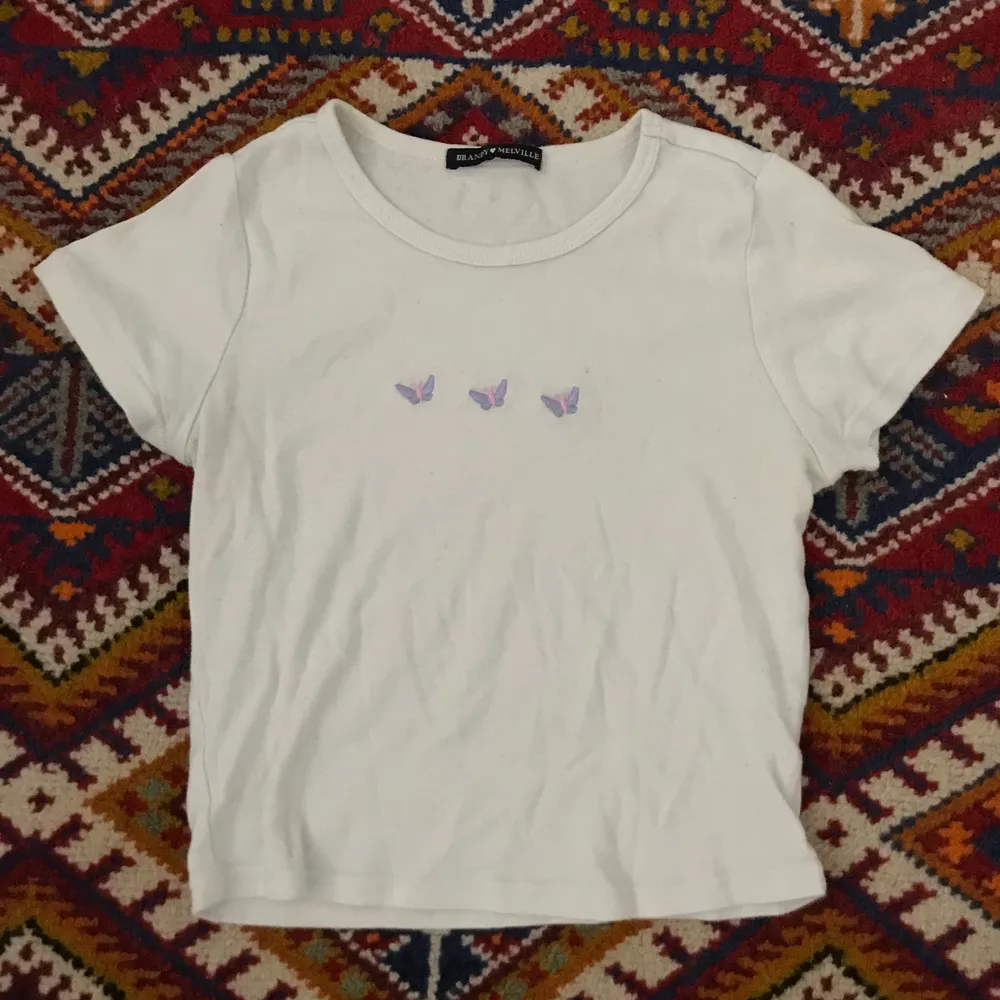 Brandy Melville baby tee med söta fjärilar. Skriv Järna om du har frågor 😊. Tryck inte på köp nu tack! . T-shirts.