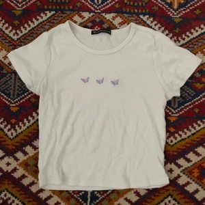 Baby tee  - Brandy Melville baby tee med söta fjärilar. Skriv Järna om du har frågor 😊. Tryck inte på köp nu tack! 
