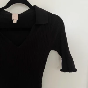 Ribbad topp med krage - Nyskick!  Strl M