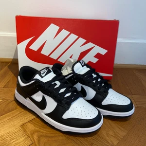 Nike dunk low, aldrig använda, kvitto finns - Säljer min sprillans svartvita dunk lows då de inte passade mig. Alltså aldrig använda och kvitto. Se min andra annons pga teknikstrul! 