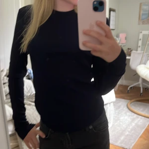 Tröja från zara - Säljer denna jättefina tröjan från zara i storlek s hel oanvänt med prislappen kvar. Den är mörkblå men ser svart ut, och den är ganska tunn. Priset nedan stämmer ej! Köparen står för frakten! Betalningsmetod: Swish