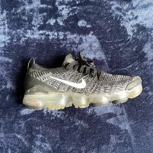 Vapormax Nike skor - Ny pris 2400 kr, säljer dem för 1400 då jag knappt användt dem🫶🏾  men priset kan diskuteras 😝  Storlek 38,5 😄