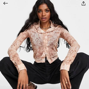 Mesh skjorta med mönster - Super snygg mönstrad skjorta från asos tall, säljer då den tyvärr inte kommer till användning.  Bra skick.