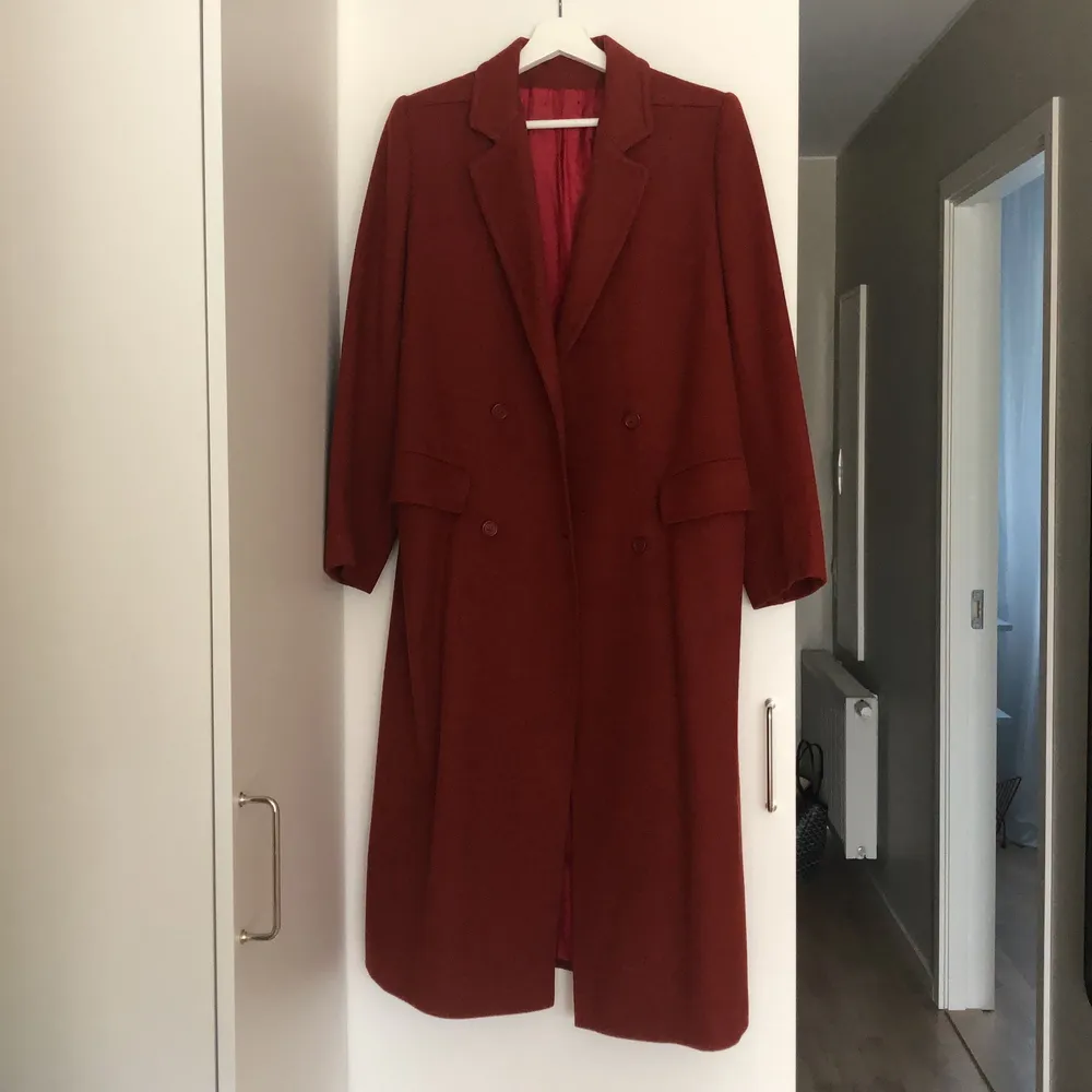 En roströd lång kappa som jag köpt second hand🍁 perfekt till hösten! Står ingen storlek men passar 36🍂 Köparen betalar frakten . Jackor.