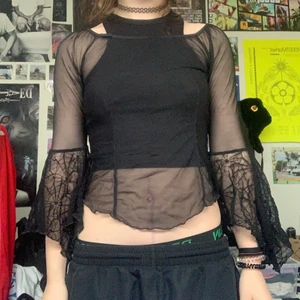 supercoolt spindelnät mesh topp - klockhylsor med spindelnätdesign