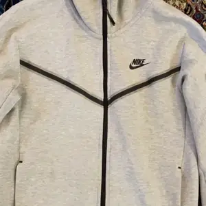 Detta är en grå Nike tech fleece kofta, size S. Bra kvalite och i bra skick. Köptes för 1 år sedan från JD sports.