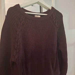 Stickad tröja  - Fin stickad tröja i bra skick. Fin vinröd färg