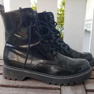 Kängor / de martens  - Boots från Hm som nästan aldrig använts! Jättesköna och perfekta till hösten ❤️ möts upp i Stockholm eller fraktar 