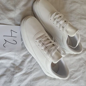 NYA SNEAKERS  - Helt nya, bara provade i hemmet. Glömde skickas tillbaka