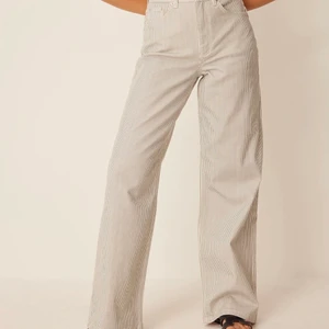 Randiga byxor  - Claire rose x na-kd randiga byxor i storlek 36. Sååå snygga!!! 🥲🤩 Dessvärre lite för tighta för min smak så knappt använda.   Orginal pris 499 