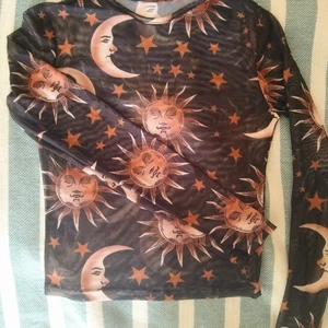 Transparent topp 90-tal - 🌛🌞⭐Häftig topp i transparent tyg med solar och månar. Stretchig och sitter tight. 🌛🌞⭐  
