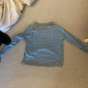 Zara tröja  - En zara tröja jag köpte i höstas. Inte kommit till mycket användning alls och väldigt bra skick, kontakta mig om du är intresserad ❤️