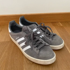 Grå addidas skor - Gråa addidas skor i mocka. Jätte bra skick. Använda typ 3 gånger.