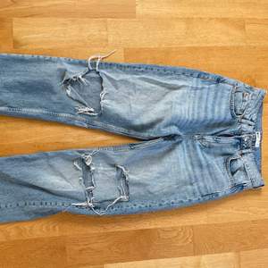 Säljer min populära Gina Tricot jeans pga att det är får små. De är i bra skick förutom att hålet på högra benet (vänstra/upp på bilden) har blivit lite större än ursprunget. Köpta för 499kr.
