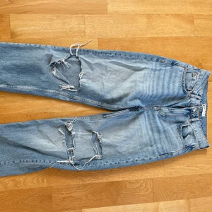 Gina Tricot jeans  - Säljer min populära Gina Tricot jeans pga att det är får små. De är i bra skick förutom att hålet på högra benet (vänstra/upp på bilden) har blivit lite större än ursprunget. Köpta för 499kr.