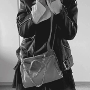 Liknande Stella Mccartney Väska - Jag säljer denna trendiga väska i svart, väldigt bra skick💕💕💕