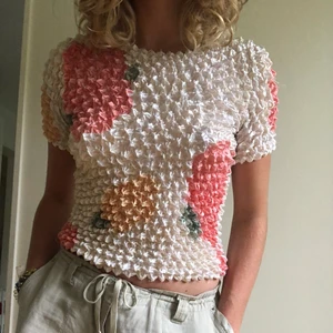 Tröja med popcorn-textur och persikomönster - Gullig tröja med cool textur. Finns några lösa trådar här och där. Persikomönster/apelsinmönster. Passar allt ifrån S till L. Okänt märke.