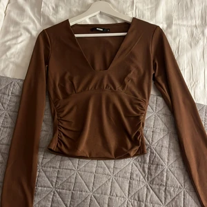 Brun topp  - Brun topp från bikbok. Aldrig använd, storlek s