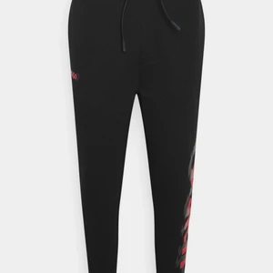 Hugo byxor storlek M - Hugo byxor helt nya storlek M tagen sitter fortfarande kvar på byxorna, köptes för en vecka sen. Storlek Medium men passar Small. Sälj pågrund av att dom är för små. Äkta såklart nypris 1299kr.  Pris kan diskuteras (möts i Stockholm)