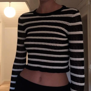 Populär randig, stickad tröja från zara - Säljer denna jättefina långärmad från zara för att den är för liten för mig!