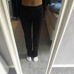 Kostymbyxor ifrån weekday  - Jättefina lågmidjade byxor ifrån weekday som tyvärr är för långa. Andvända fåtal gånger och är i jättebra skick!💕💕