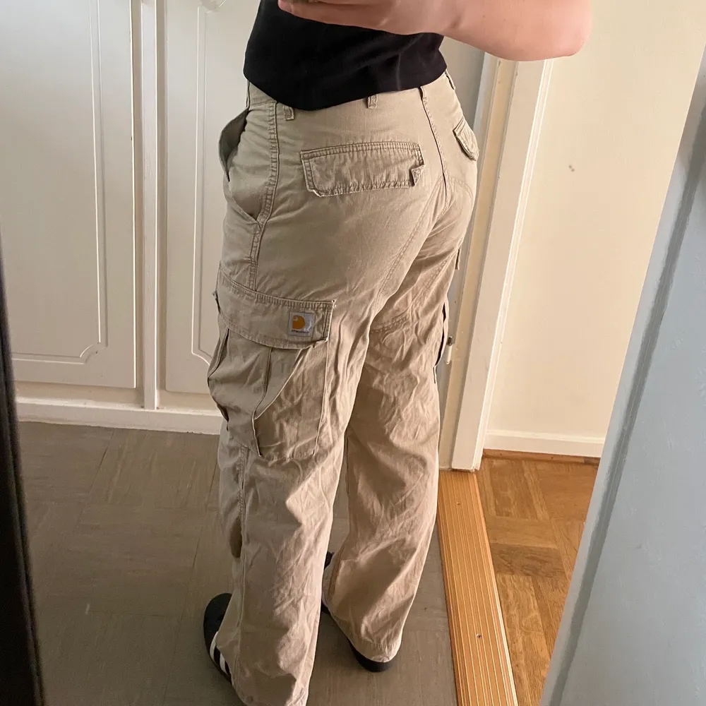 Ett par välanvända men välbehållna cargobyxor från carhartt. Skriv gärna om det är något ni undrar över!. Jeans & Byxor.