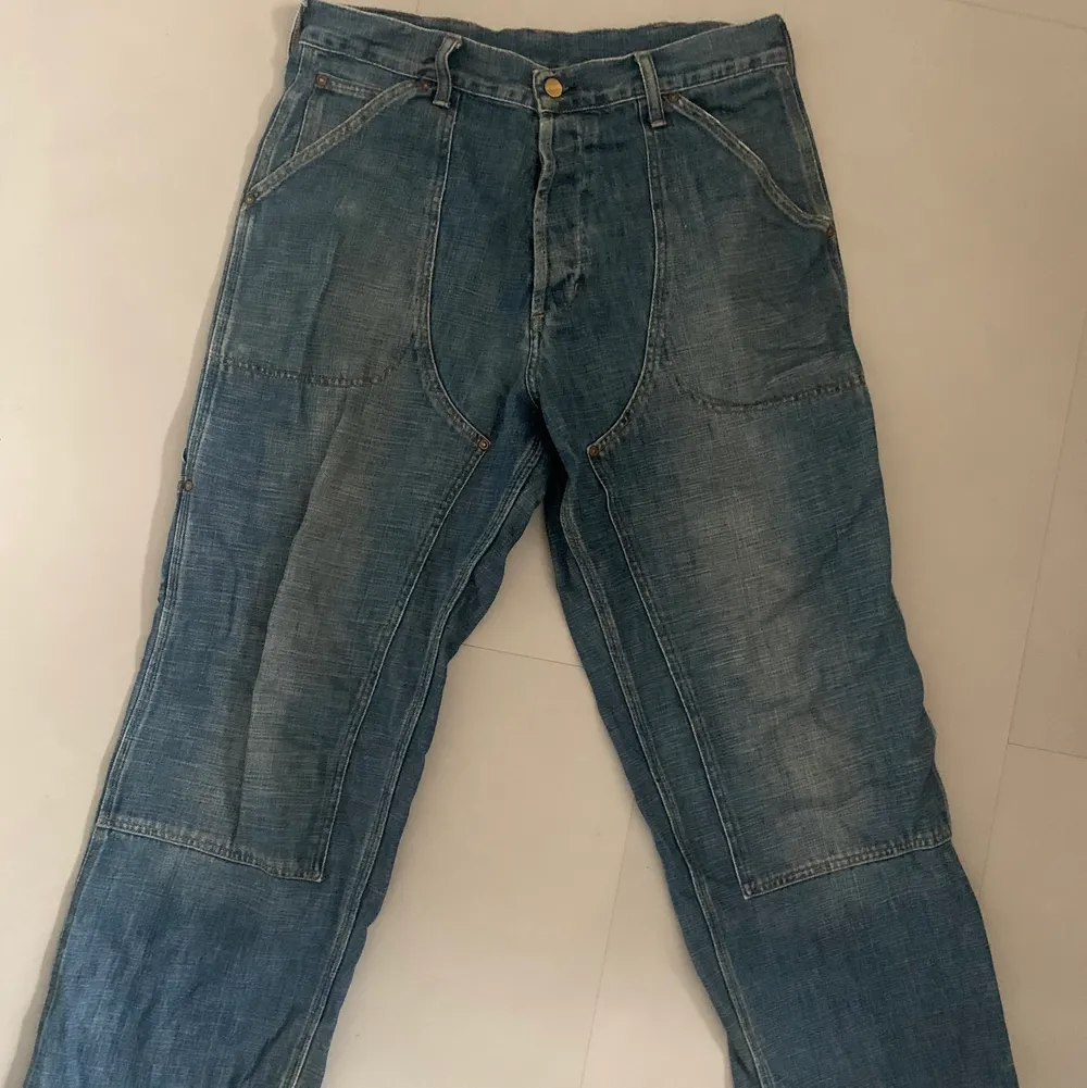 Jätte snygga carhartt jeans, i bra skick med bara lite defekter längst ner på benöppningen. Postar eller möta upp i centrala stockholm. Jeans & Byxor.