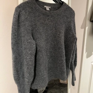 Grå tröja  - Grå stickad tröja från h&m💗supersnygg och i bra skick. Hör av dig vid frågor!