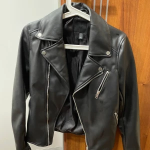 Skinn Jacka - I storlek XS, vid bilder och frågor så är de bara att skicka iväg ett meddelande.