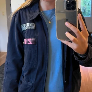 Zadig jacka  - Säljer min abslout favorit jacka då jag precis köpt en annan! Perfekt nu till vintern då den är fodrad, finns bild på sista bilden, och den är supervarm och skön! Storlek S, köpte för 4500kr och säljer nu för 1500kr!❤️🥰