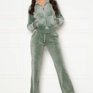 Juicy Couture  - Intressekoll på mitt juicy set i färgen Chinois green. Både byxan och tröjan är i storlek S. Funderar på att sälja de för 1950kr, köpt för 2300kr
