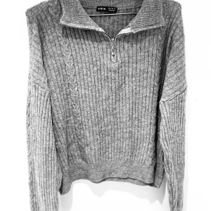 Stickad tröja  - En super fin stickad tröja från SHEIN. Storlek M. 50kr. tryck inte köp nu. Skriv privat istället. Köparen betalar frakten.