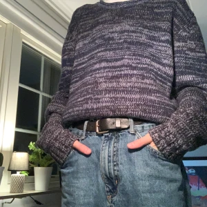 Sticad Filippa K tröja. Storlek M - Stickad flippa k tröja med olika färger. Bl.a ljusblå, blå och mörkblå. Använd, lite sticksig.