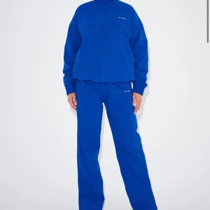 Nicki studios set - Säljer mitt blå Nicki studios set. Aldrig använt. Storlek XS. Köpt för 999kr för toppen och 899kr för byxorna. Jag säljer hela setet för 1000kr 