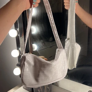 Väska - Vit väska, använd någon gång men inget som märks på den, superfint skick💞