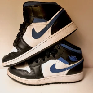 Nike Jordans 1 Mid Racer blue - Använda ett par gånger men har fortfarande bra skick!