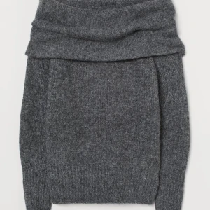 Stickad tröja  - Säljer denna populära off shoulder stickade tröjan från hm💗💗💗 köparen står för frakt💗💗💗