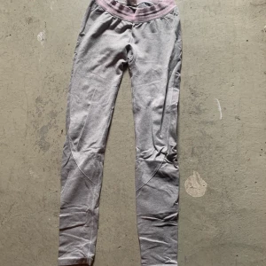 Gymshark workout leggings grey S - Super stretchy trainings leggings from Gymshark in size S with pink details. It has visible signs of wearning, hence a good price :) 