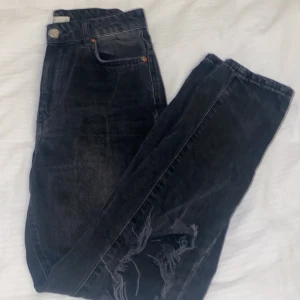 Jeans - Ett par svarta jeans från Gina tricot i storlek 34/xs. Använt ett par gånger men i bra skick. Mid waist med hål vid knäna och passar mig bra som är runt 155/160. Säljer för 150kr. 