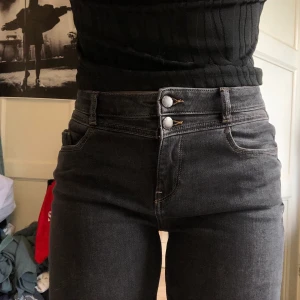 Gråa midwaist jeans - Ascoola gråa jeans från esprit som går att matcha med det mesta. Sitter perfekt midwaist och inget glapp i midjan eller något sånt. Jeansen är i nyskick och i princip aldrig använda! Jag är 167🫶