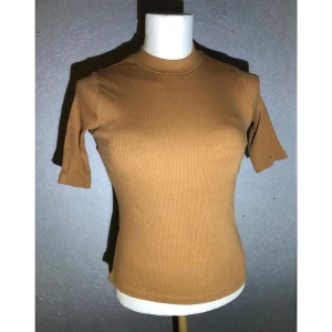 Ribbad tröja - Ribbad tröja med korta ärmar 