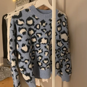 Stickad Tröja!  - Jätte fin stickad tröja från Mango!  Det är storlek S men jag skulle säga att den snarare är XS, frakten är gratis.  ⚠️Budgivningen måste öka med 10kr varje gång⚠️