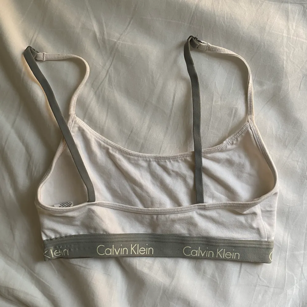 Jättesöt bralette från calvin klein i strl s, dock liten så passar bättre på xs! Frakt 26kr💕. Övrigt.