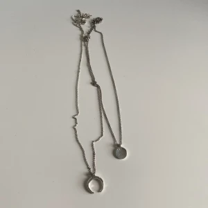 Silvriga halsband  - Silvriga halsband som hör ihop men går att använda var för sig!💖💖det ena är längre än det andra! 30kr/st