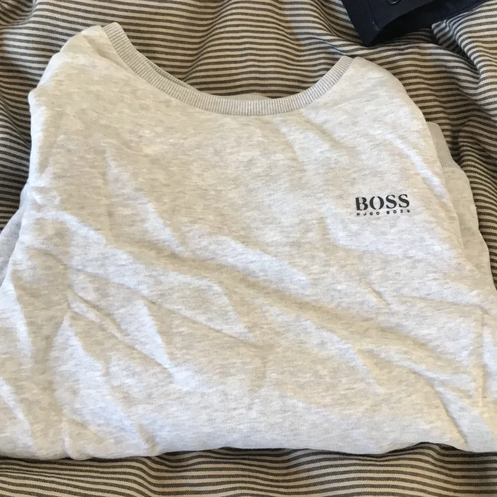 En grå tröja från Hugo boss, passar bra, inga fläckar, inte trasig, är som ny. Säljs eftersom storleken inte passar mig.. Tröjor & Koftor.