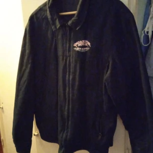 Cool Hotrod jacka - Ovanligt snygg och cool jacks. Lite vintage över den men funkar lika bra till kvinna som man. 🤩kanske som oversize? i bra skick Hel.