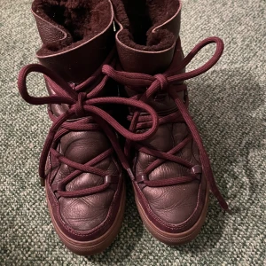 Inuikii - Säljer mina super coola inuikiis, som är i en super fin vinröd färg. 