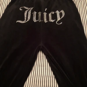 Juicy couture XS - Köpta i maj 2022 från JD Sports.  Nyskick.  Finns i Sthlm, kan fraktad. Köpare står för frakt.