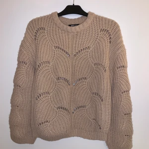 Stickad tröja Strl S - 60 kr - Stickad tröja Strl S men passar även M 60 kr  Endast upphämtning i Borås eller Gbg Mycket fint skick Från Ginatricot Puderrosa färg 